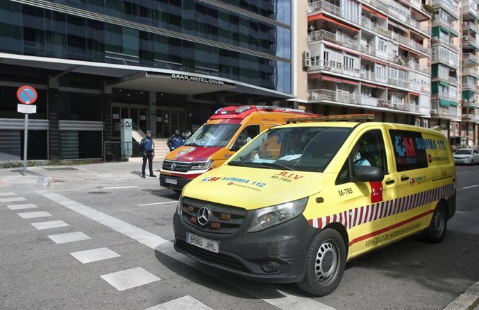 Vehículos de intervención sanitaria del SUMMA a las puertas de el Gran Hotel Colón. El Hotel Ayre Gh Colón próximo al Hospital Gregorio Marañón.
