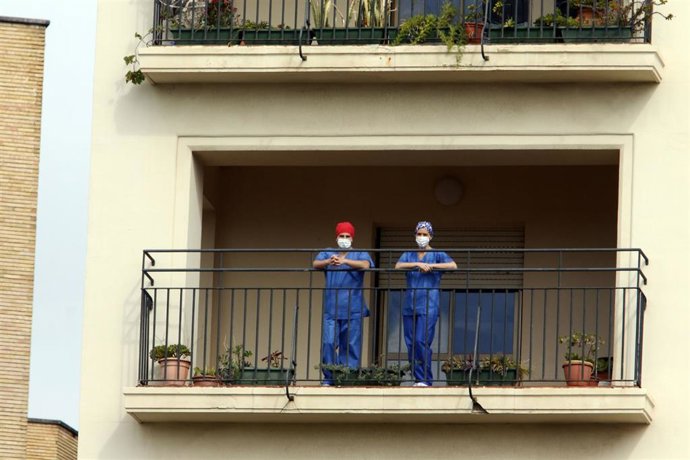 Sanitarios toman un pequeño descanso en la puerta del Hospital Regional de la capital antes las jornadas maratonianas que realizan ante la pandemia del COVID-19. Málaga a 2 de abril del 2020