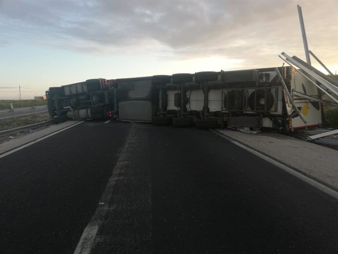 Camión accidentado en la A-4 a su paso por La Guardia (Toledo).