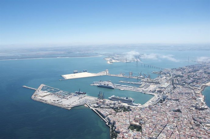 Cádiz.-Puertos.-Coronavirus.- La UME desinfecta las instalaciones portuarias de Cádiz