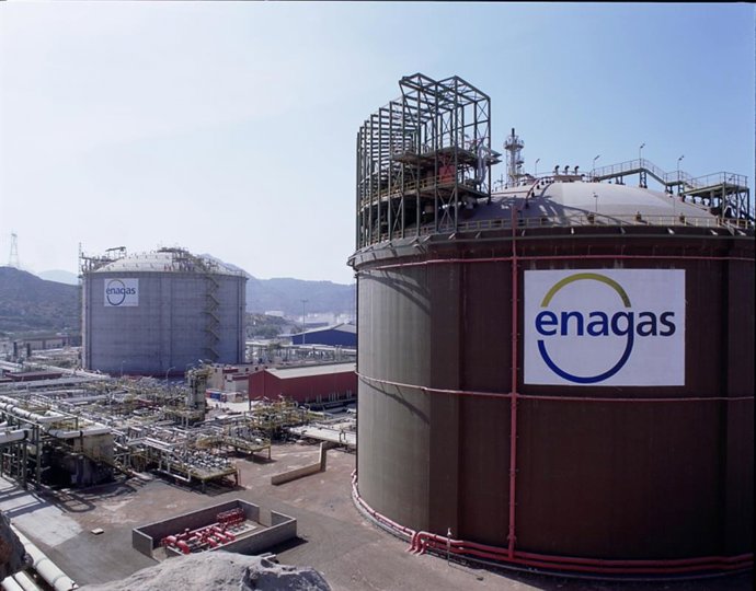 Planta de regasificacion de Enagás en Cartagena, con logo