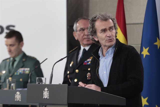 (I-D) El jefe del Estado Mayor de la Guardia Civil, José Manuel Santiago Marín; el DAO de la Policía, José Ángel González; y el director del Centro de Coordinación de Alertas y Emergencias Sanitarias del Ministerio de Sanidad, Fernando Simón