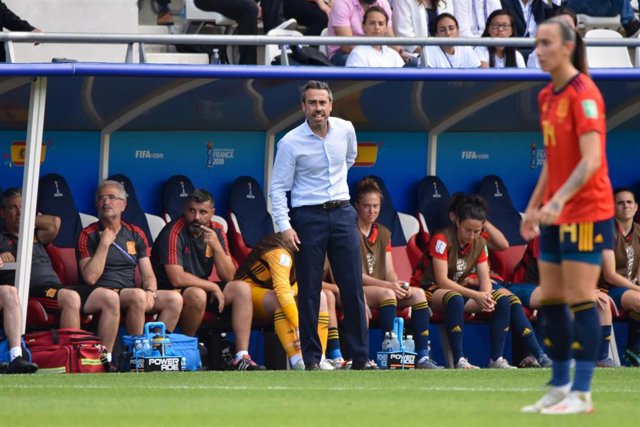 Jorge Vilda da instrucciones a sus jugadoras durante el España-Estados Unidos del Mundial de Francia 2019