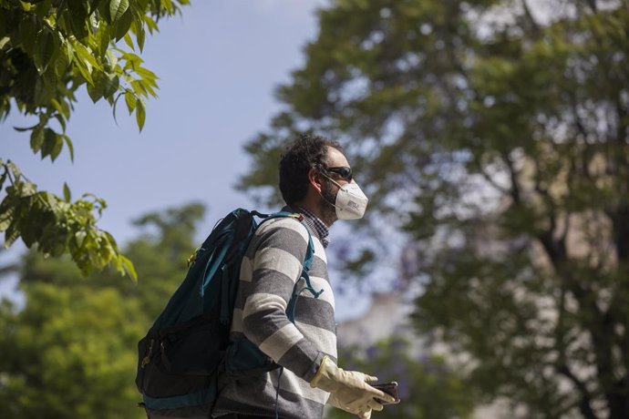 Un hombre camina protegido con mascarilla y guantes el día 39 del estado de alarma en el país por la crisis del coronavirus. En Sevilla (Andalucía, España), a 22 de abril de 2020.