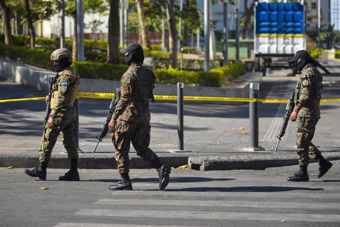Soldados patrullan las calles de la capital de El Salvador durante la pandemia de coronavirus