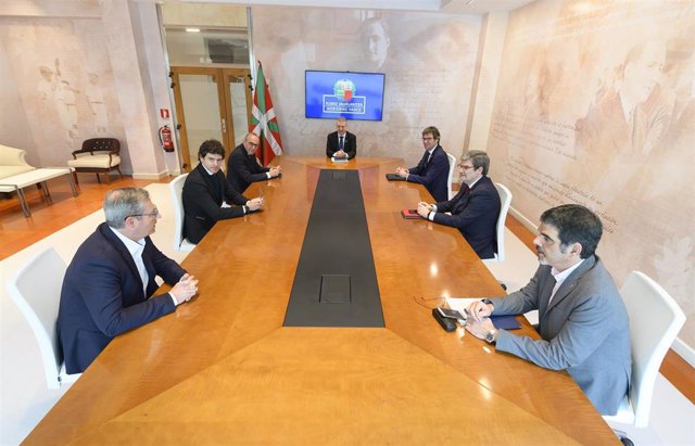 El Lehendakari, Iñigo Urkullu, reunido con diputado generales, alcaldes y Eudel