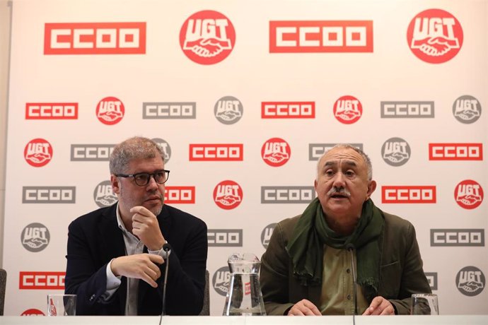 El secretario general de CC.OO, Unai Sordo (i) y el de UGT, Pepe Álvarez (d) 