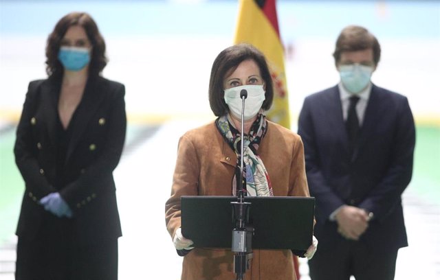 La ministra de Defensa, Margarita Robles, junto a la presidenta de la Comunidad de Madrid, Isabel Díaz Ayuso, y el alcalde de Madrid, Jose Luis Martínez Almeida, interviene en el acto de clausura de la morgue improvisada instalada en el Palacio de Hielo p