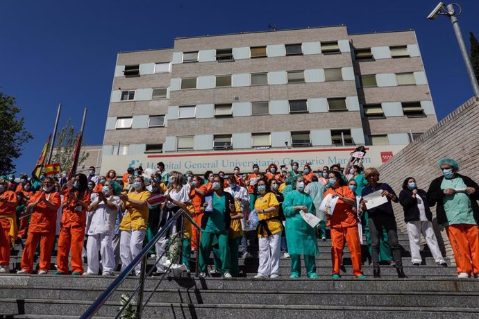 Un grupo de trabajadores del Hospital Gregorio Marañónen la entrada del centro. Archivo.