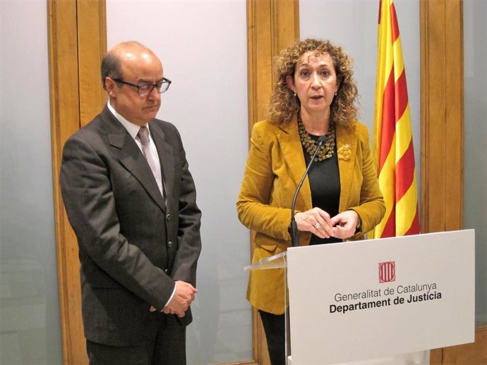 La consellera Ester Capella y el presidente del TSJC Jesús María Barrientos (ARCHIVO)