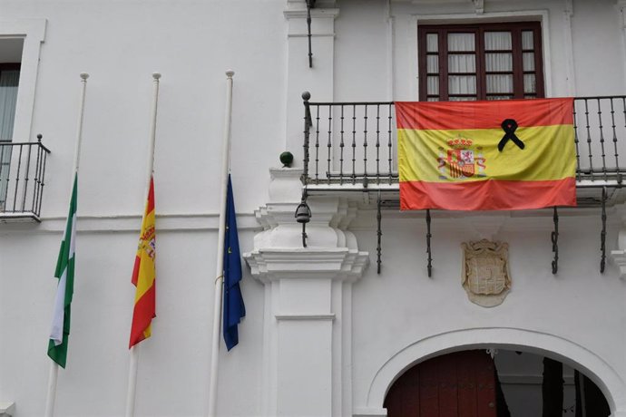 Banderas a media asta en el Ayuntamiento de Tomares tras luto oficial por afectados de la pandemia