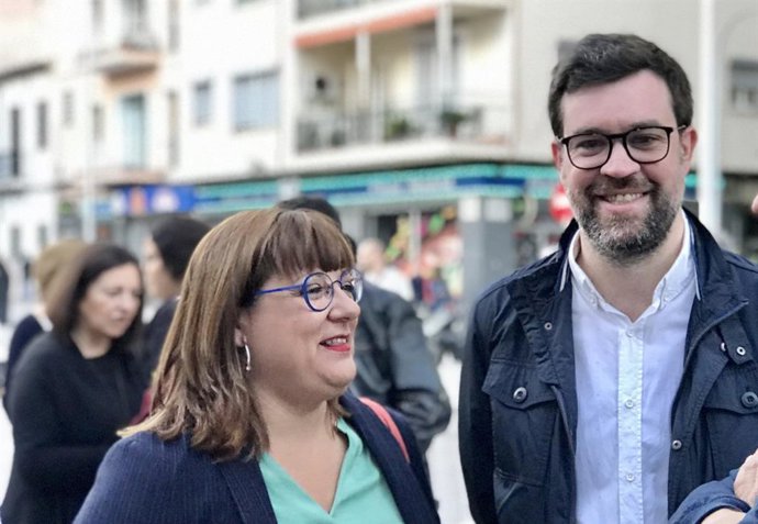 La vicepresidenta del Consell y consellera de Cultura, Patrimonio y Política Lingüística, Bel Busquets, junto con el coordinador general de los ecosobiranistes y concejal de Cultura en Cort, Antoni Noguera