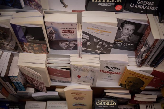 Libros y material colocado en las estanterías de una librería, foto de archivo