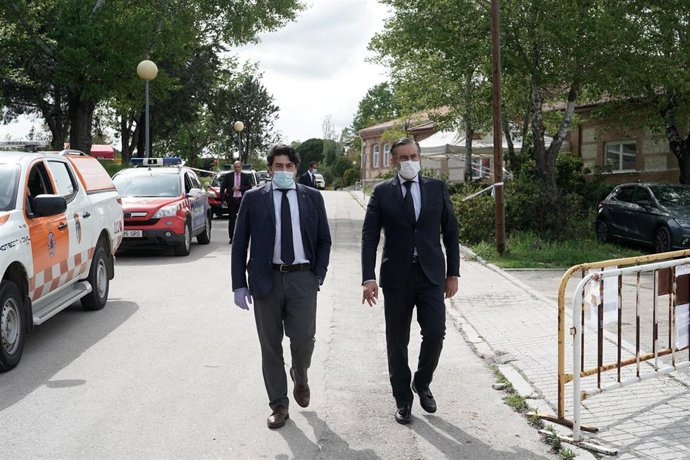 Foto recurso de los consejeros de Justicia, Interior y Víctimas de la Comunidad de Madrid, Enrique López (1d), y de Vivienda y Administración Local, David Pérez (2d).