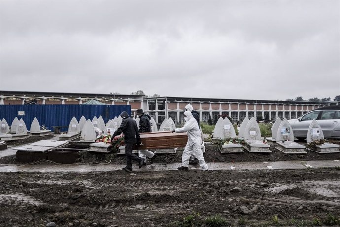 Coronavirus.- Italia estudia levantar la prohibición de celebrar funerales