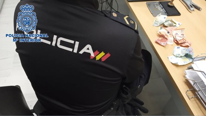 Un agente de la Policía Nacional