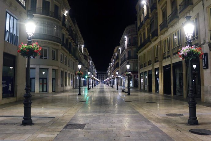 Vistas nocturnas de las calles de Málaga completamente vacías a causa del Estado de Alarma decretada por el Gobierno España a causa de la pandemia de COVID-19, en la imagen calles Larios. Málaga a 28 de marzo