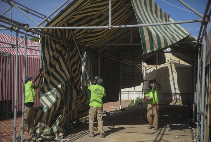 Desmantelamiento de una caseta en Sevilla