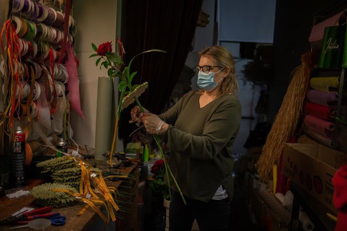 Una florista prepara les roses per Sant Jordi en la Floristeria Pasanau. 