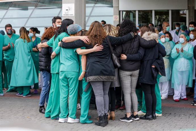 Sanitarios del Hospital Severo Ochoa de Leganés se abrazan durante el homenaje al enfermero de quirófano de 57 años fallecido por Covid-19 