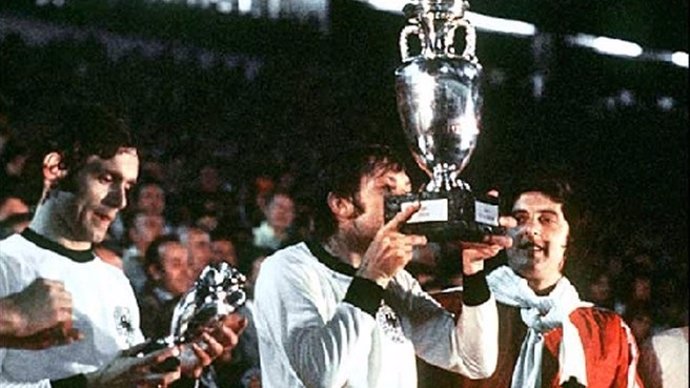 Antonin Panenka besa el trofeo de campeón de la Eurocopa de 1976
