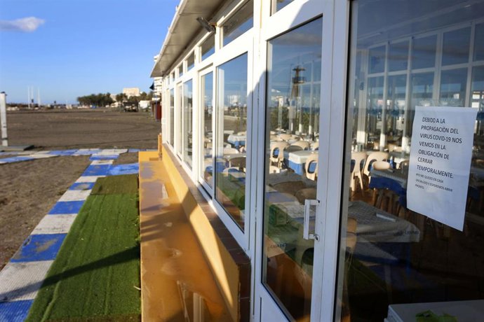 Vista de la playa Playamar en Torremolinos donde se encuentra cerrada junto a los restaurantes y chiringuitos debido al decreto de Estado de Alarma por el COVID-19. Málaga a 22 de abril del 2020