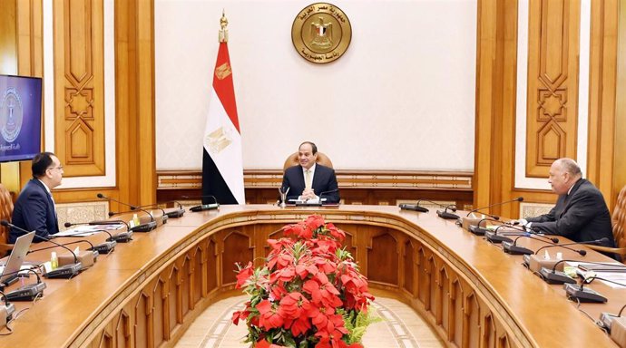 El presidente de Egipto, Abdelfatá al Sisi (c), en una reunión con el primer ministro, Mostafá Madbuli (i), y el ministro de Exteriores, Samé Shukri