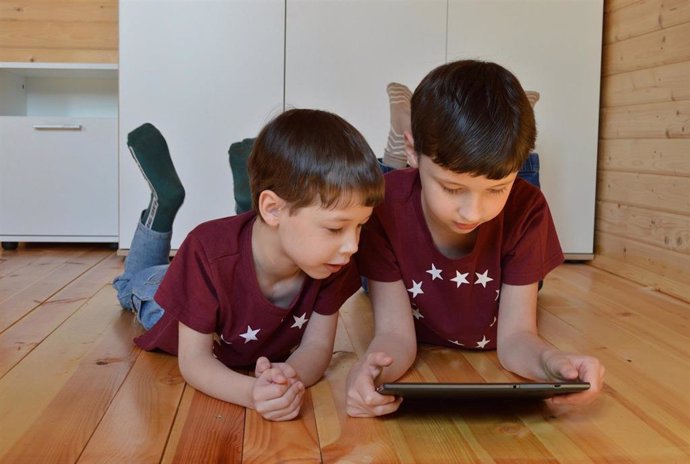 Niños utilizando una tablet.