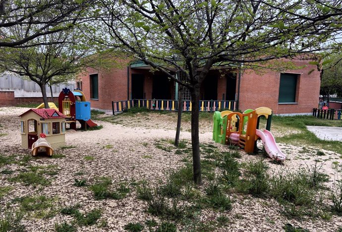 Parque y zonas exteriores pertenecientes a escuelas infantiles de la capital que permanecen cerradas 