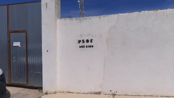 Pintada contra el PSOE en el campo de fútbol de Lupión