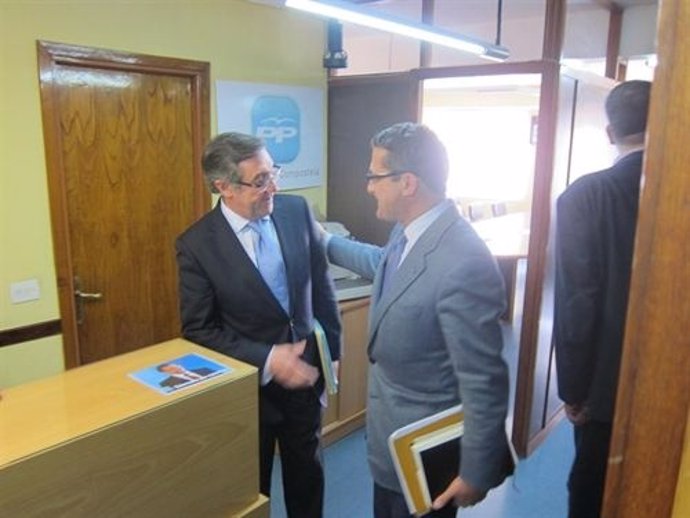 Ángel Currás y Conde Roa, en sede del PP en Santiago