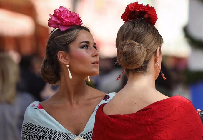 Dos mujeres vestidas de flamenca