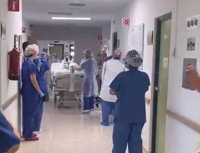 Pasa a planta el primer paciente que sale de la UCI en el Hospital de la Axarquía de Vélez ...