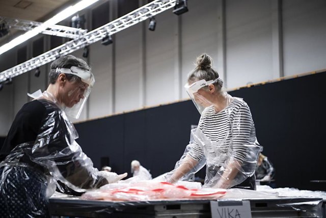 Voluntarios fabricando mascarillas en Estocolmo