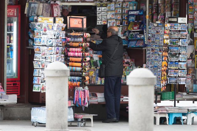 Un quiosco de prensa continúa abierto el día en el que entra en vigor la limitación total de movimientos salvo de los trabajadores de actividades esenciales, medida adoptada ayer por el Gobierno como prevención del coronavirus. En Madrid (España), a 30 de