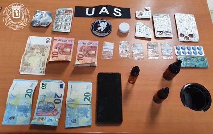 Imagen de la droga y dinero requisado a un detenido que viajaba en un coche VTC.