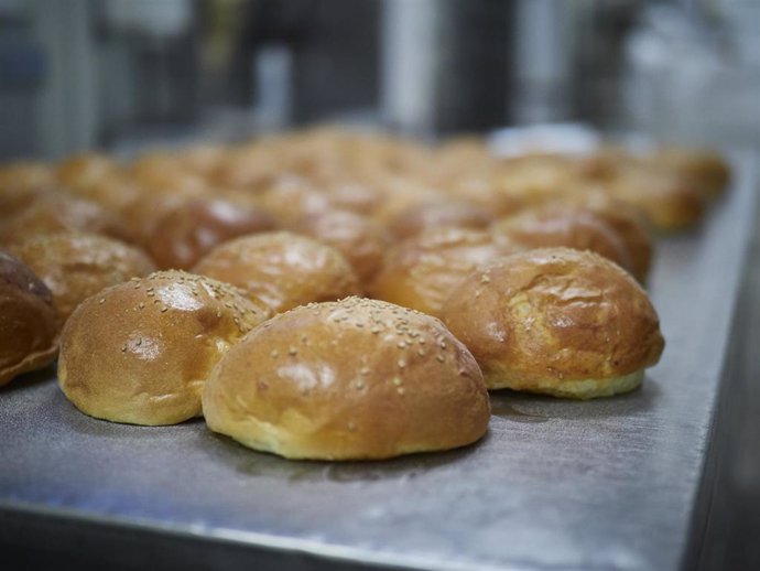 Pan recién hecho en el obrador panadería 'Panadero de Eugui' durante en el día 32 del estado de alarma, uno de los establecimientos que puede permanecer abierto por despachar alimentos en Huarte / Navarra (España), a 15 de abril de 2020.