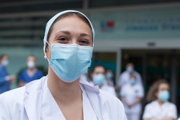 Una sanitaria posa para la foto durante el homenaje a los Sanitarios del Hospital Fundación Jiménez Díaz durante la pandemia de Covid-19 en Abril 21, 2020 in Madrid, España
