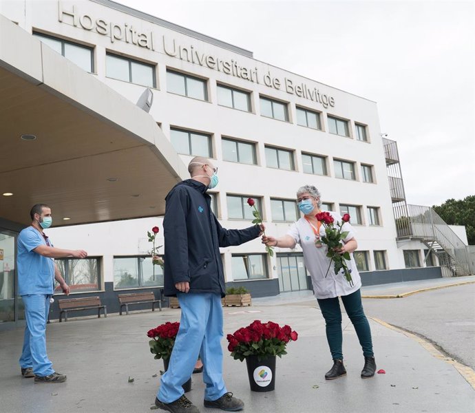Los profesionales del Hospital de Bellvitge han podido recoger personalmente su rosa en el vestíbulo principal