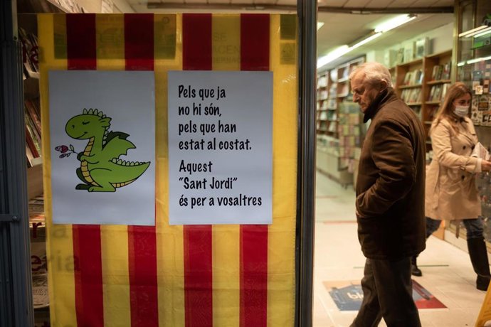 Un hombre entra en la papelería DEMOS, un colectivo que permanece cerrado por la pandemia del Covid-19 ya que solo están permitidas la aperturas de locales de primera necesidad, aunque determinados centros, durante el día de hoy sí permanecen abiertos s
