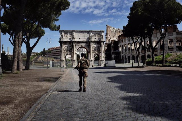 Un policía frente al arco de Trajano en Roma