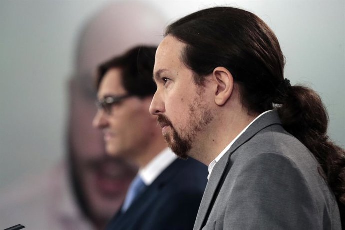 (I-D) El ministro de Sanidad, Salvador Illa; y el vicepresidente segundo y ministro de Derechos Sociales, Pablo Iglesias, durante una rueda de prensa 