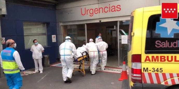 Efectivos del SUMMA 112 trasladan al hospital a un hombre herido muy grave tras una reyerta en el barrio madrileño de Canillejas.