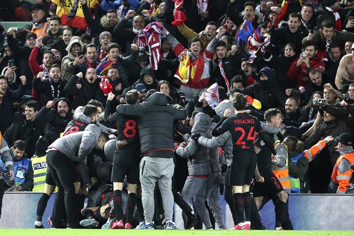 Los jugadores del Atlético de Madrid celebran el tercer gol en Anfield
