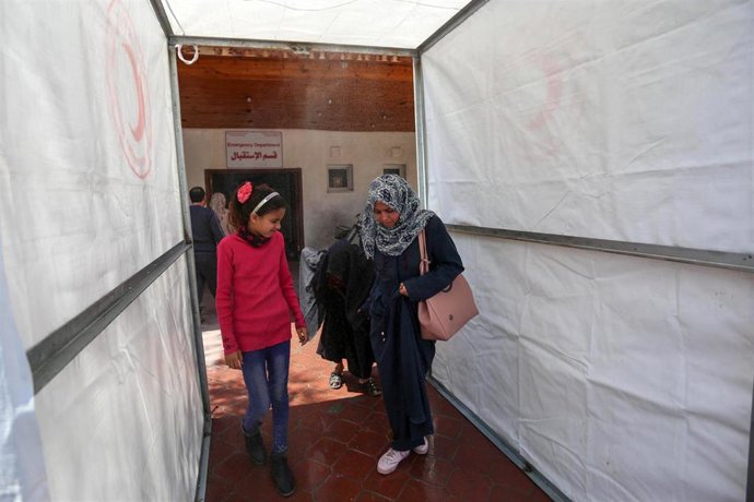 Palestinos en un hospital de la Media Luna Roja Palestina en la Franja de Gaza durante la pandemia de coronavirus