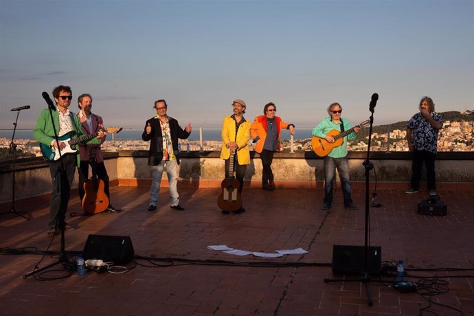 El grupo de rumba catalana Los Manolos rinde homenaje al personal sanitario con un concierto en la azotea del Hospital de la Vall d'Hebron en Barcelona