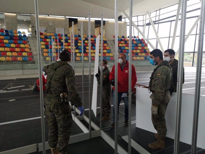 Militares del Ejército de Tierra en la instalación de un hospital de campaña en Sabadell (ARCHIVO)