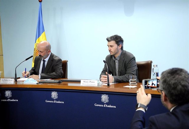 El ministro Portavoz de Andorra, Eric Jover, fotografia con el móvil al ministro de Salud, Joan Martínez Benazet, y al director de Actua Innovació, Marc Pons, en rueda de prensa sobre el coronavirus el 23/4/2020