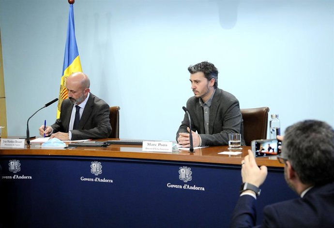 El ministre Portaveu d'Andorra, Eric Jover, fotografia amb el mbil al ministre de Salut, Joan Martínez Benazet, i al director d'Actua Innovació, Marc Pons, en roda de premsa sobre el coronavirus el 23/4/2020