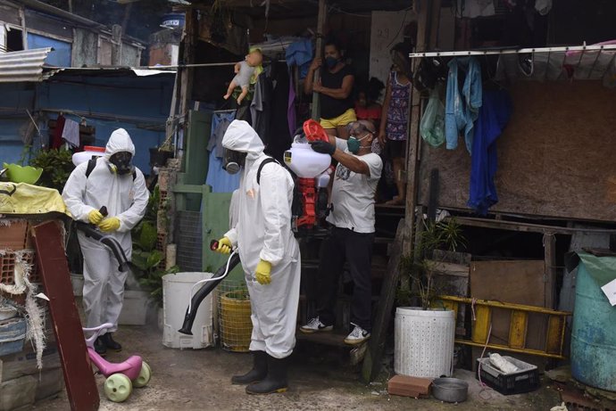 Labores de desinfección en la favela de Santa Marta, en el barrio de Botafogo, Río de Janeiro.
